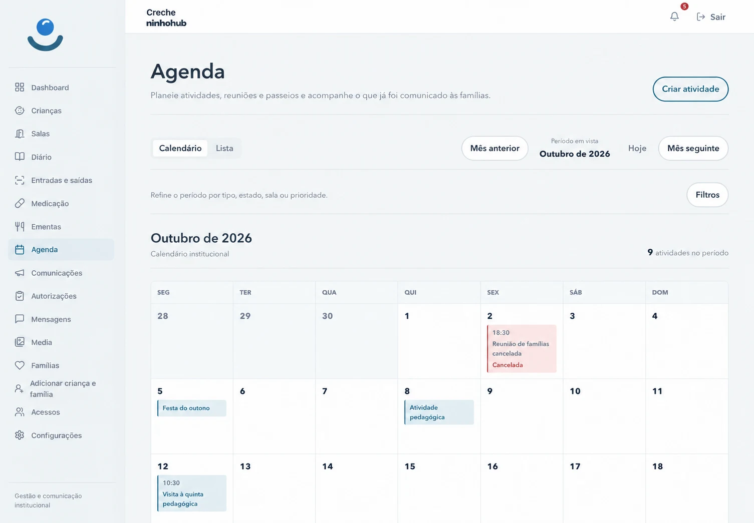 Agenda da instituição em vista mensal, com atividades e reuniões comunicadas às famílias